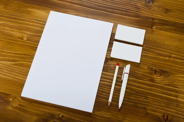 Papelaria em branco sobre fundo de madeira. Consistem em cartões de visita — Fotografia de Stock