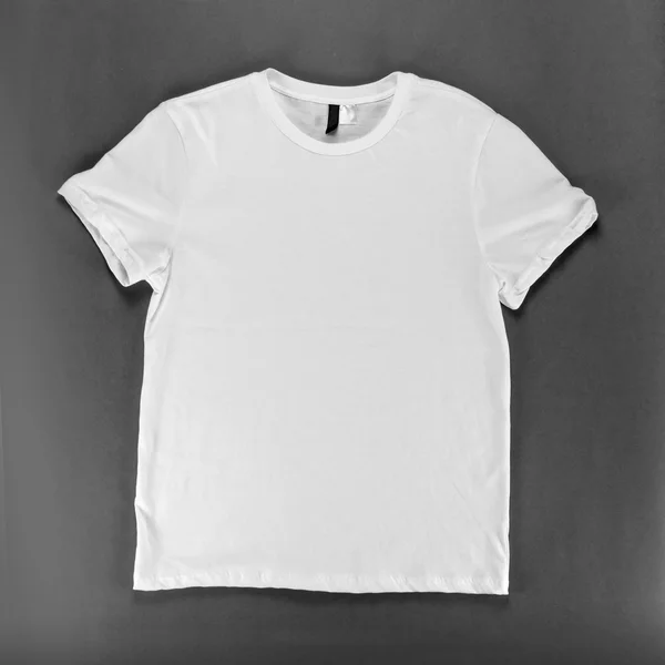 Weiße T-Shirt-Vorlage auf grauem Hintergrund. — Stockfoto