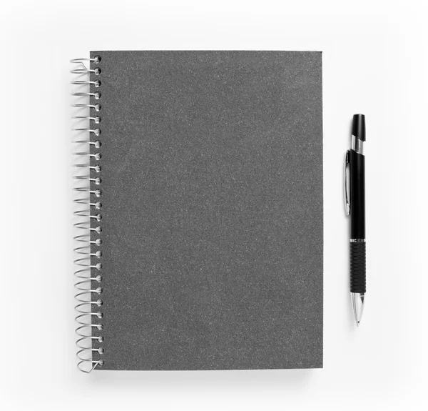 Notebook en pen geïsoleerd op witte achtergrond. — Stockfoto