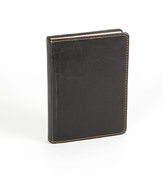 Caderno preto na capa de couro no fundo branco . — Fotografia de Stock