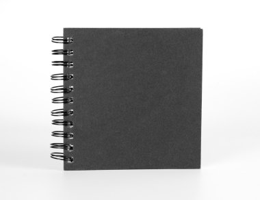 Beyaz üzerine siyah kapaklı spiral defter.