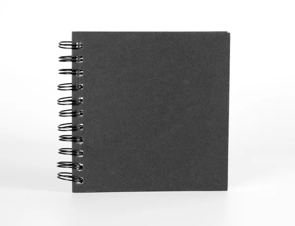 Spirála notebook s černým krytem na bílém pozadí. — Stock fotografie