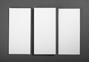 Boş afiş poster tasarım yerine gri arka plan üzerinde.