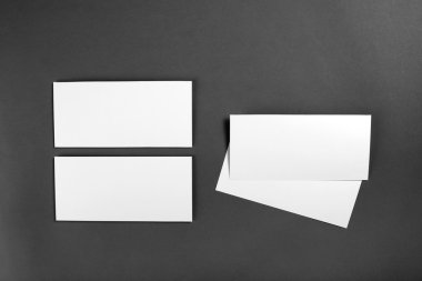 Boş afiş poster tasarım yerine gri arka plan üzerinde.