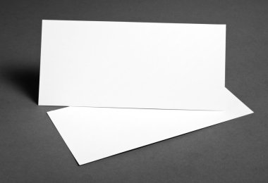 Boş afiş poster tasarım yerine gri arka plan üzerinde.