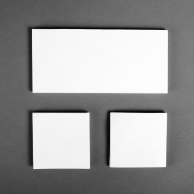 Boş afiş poster tasarım yerine gri arka plan üzerinde.