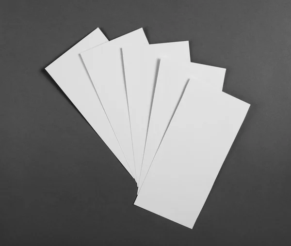 Volantino in bianco poster su sfondo grigio per sostituire il vostro disegno . — Foto Stock