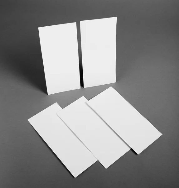 Cartaz de folheto em branco sobre fundo cinza para substituir seu design . — Fotografia de Stock
