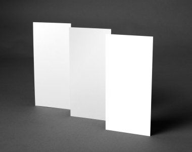 Boş afiş poster tasarım yerine gri arka plan üzerinde.