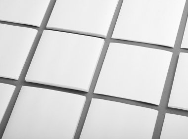 Gri arka plan üzerine beyaz Not kağıtları topluluğu.