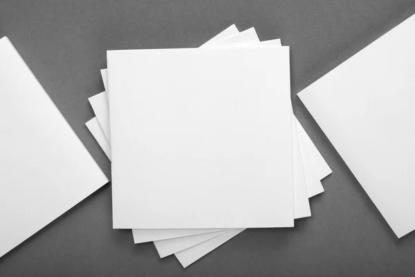 Collection de papiers de note blanche sur fond gris . — Photo