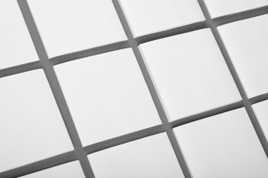 Gri arka plan üzerine beyaz Not kağıtları topluluğu.