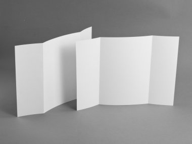 Boş kapı kat broşürü tasarımınızı değiştirmek için gri.