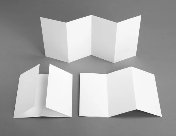 Folheto de papel dobrável branco em branco — Fotografia de Stock