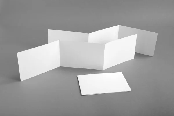 Folheto de papel dobrável branco em branco — Fotografia de Stock