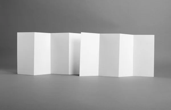 Folheto de papel dobrável branco em branco — Fotografia de Stock