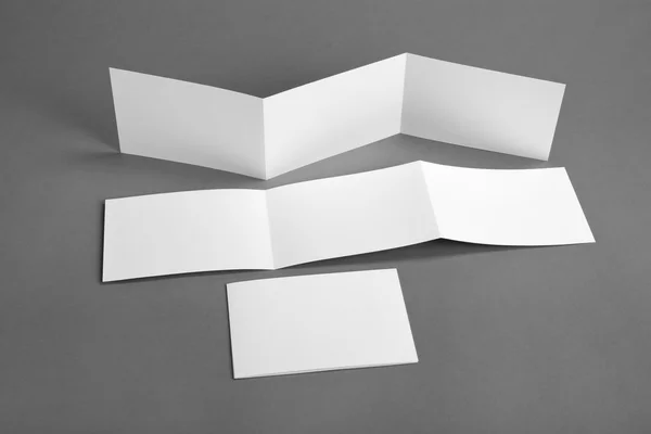 Folheto de papel dobrável branco em branco — Fotografia de Stock