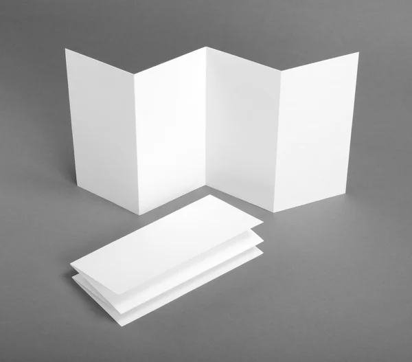 Folheto de papel dobrável branco em branco — Fotografia de Stock