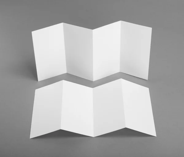 Folheto de papel dobrável branco em branco — Fotografia de Stock