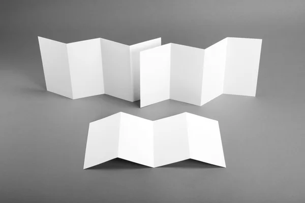 Lege witte vouwen papier flyer — Stockfoto