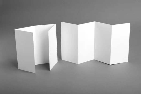 Folheto de papel dobrável branco em branco — Fotografia de Stock