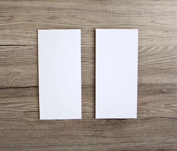 Flyer blanc sur fond en bois pour remplacer votre design . — Photo
