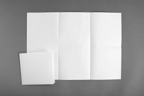 Ένα τσαλακωμένο κομμάτι χαρτί σε γκρι αμουδερές εκτυλίχθηκε σε κοντινό πλάνο — Φωτογραφία Αρχείου