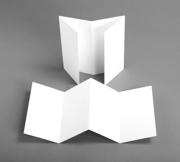 Lege witte vouwen papier flyer — Stockfoto