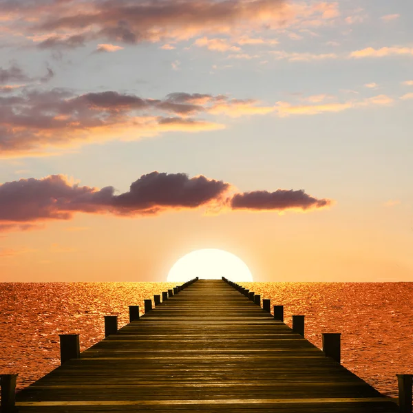 Sonnenuntergang Ozeanlandschaft mit Holzpromenade — Stockfoto