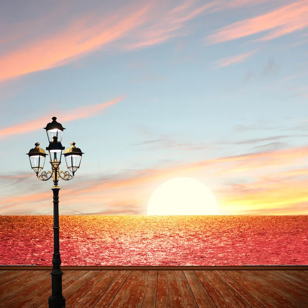 Matahari terbenam pemandangan laut dengan kayu boardwalk dan lentera — Stok Foto