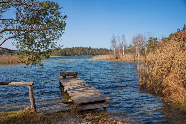 遊歩道、湖 fohnsee - osterseen ババリアとビーチを入浴 — ストック写真