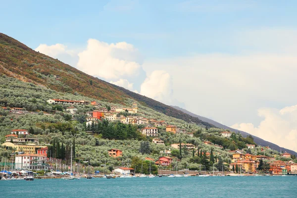 Brenzone Villa yakınındaki garda Gölü sahilinde Akdeniz manzara