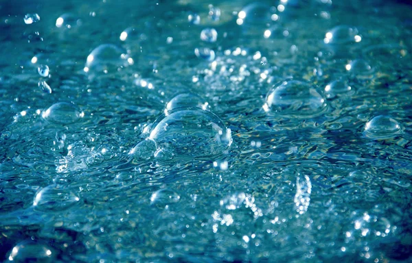 Свіжа вода з бульбашками та блискучими краплями — стокове фото