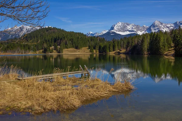 Idílico lago geroldsee no início da primavera, vista para karwendel mo — Fotografia de Stock
