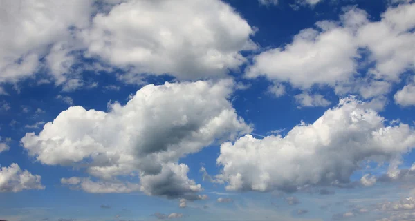 Blå himmel med cumulusmoln — Stockfoto