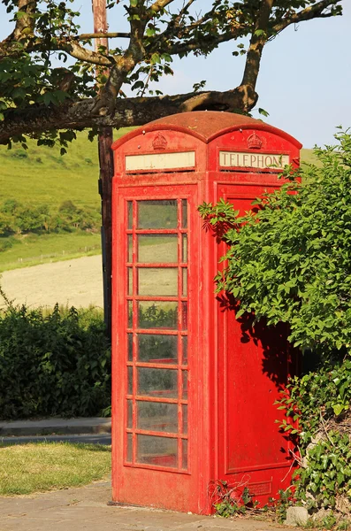 歴史的なイギリス電話ボックス屋外 — ストック写真