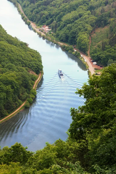 Passeggero di linea sulla curva del fiume Saar — Foto Stock