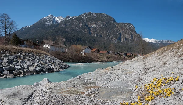 Loisach river, flowing through garmisch-partenkirchen — Stock Photo, Image