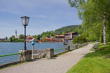 Lakeside mesire schliersee huş ağaçları, banklar ve lant