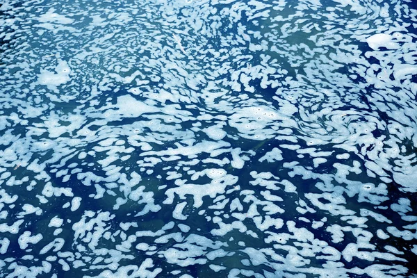 Surface de l'eau mousseuse avec motif intéressant — Photo