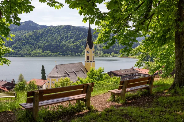 Vyhlídkové místo nad vesnicí schliersee s dřevěnými lavicemi — Stock fotografie