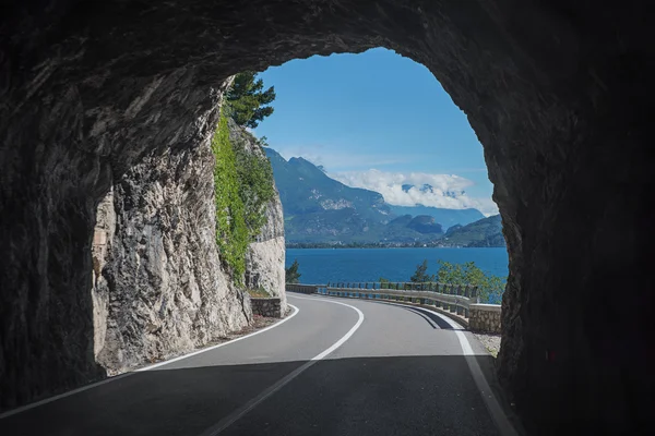 Tunel na gardesana road, u jezera západ. — Stock fotografie