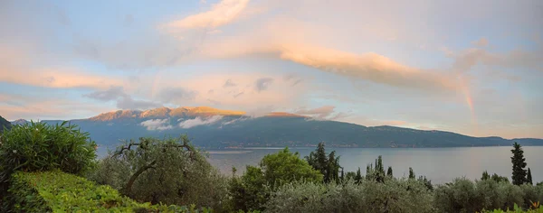 Garda Gölü, üzerinden günbatımı monte baldo görünümüne kitle — Stok fotoğraf