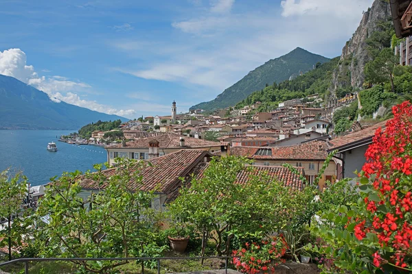 Pictorial italian tourist resort limone sul garda, italy — Stock Photo, Image