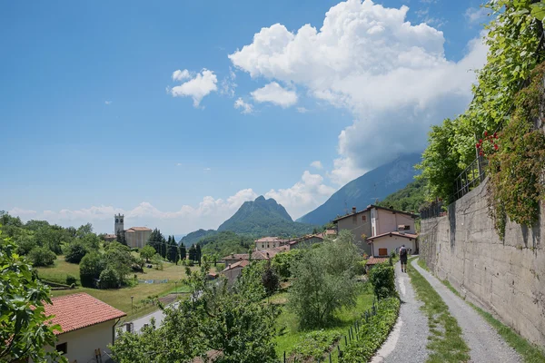 Passerella al villaggio di sasso, lombardia, Italia — Foto Stock