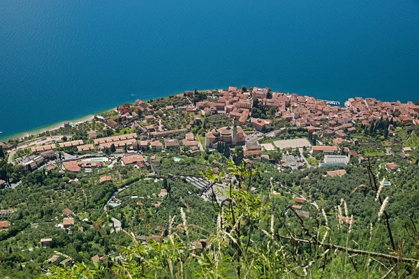 Vista panoramica sul paese di gargnano e sul lago di garda dal monte — Foto Stock