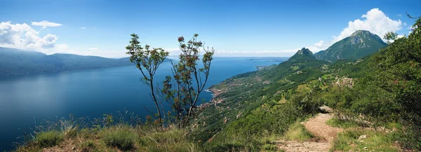 Sentiero escursionistico sopra il lago di Garda con bellissima vista lago — Foto Stock