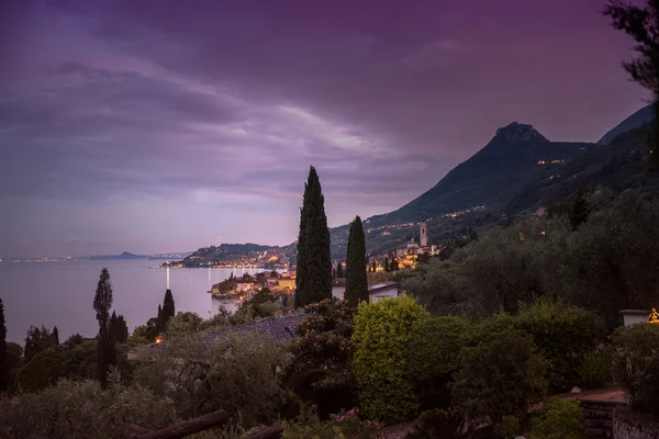 Coastline garda lake at sunset — Stock Photo, Image