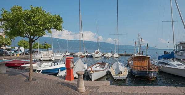 Gargnano harbor with moored sailboats — Stock Photo, Image