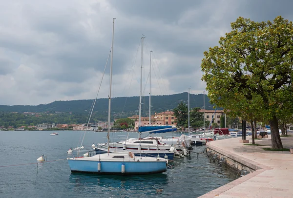 Lakeside promenade salo with sailboats — Stock Photo, Image